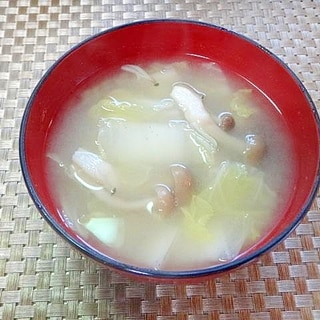 白菜としめじの味噌汁